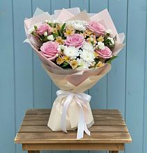 Букет цветов из:  Гвоздики, Орхидеи и Розы в Балее