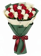 Букет Микс из красных и белых роз в Балее
