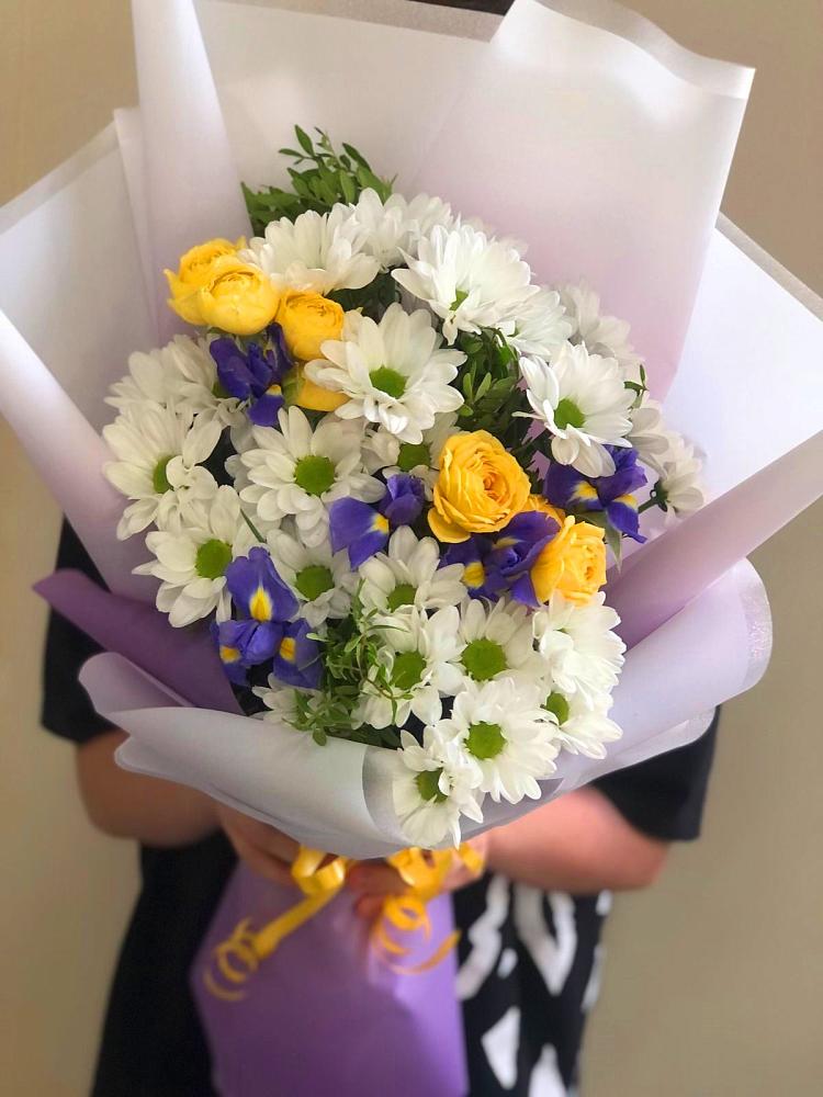 Букет цветов из: Ирисы, Хризантемы и Розы в Балее