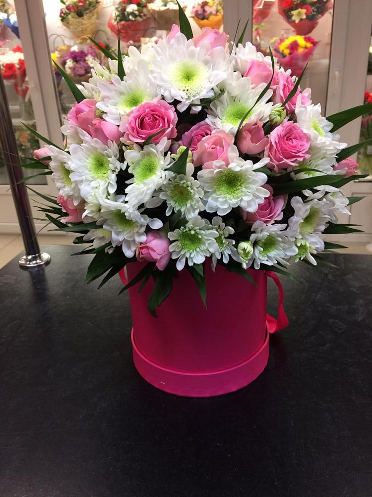 Цветочная композиция из Розы и Хризантемы в шляпной коробке в Балее