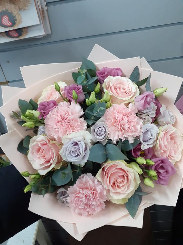 Букет цветов из: Розы, Гвоздики и Лизиантусы в Балее